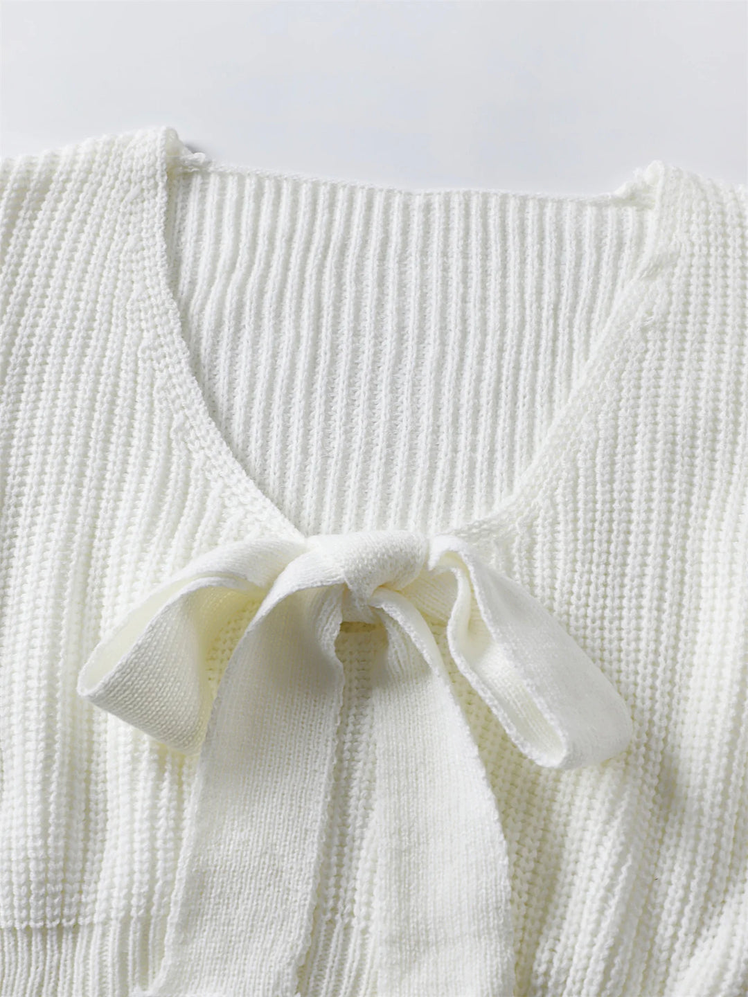 Damski krótki sweter z dekoltem V i kokardką – dopasowany, jesień/zima