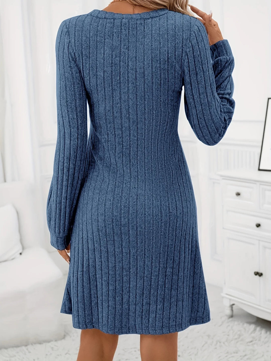 Damska dzianinowa sukienka sweterkowa – ciepła, elastyczna i z długim rękawem